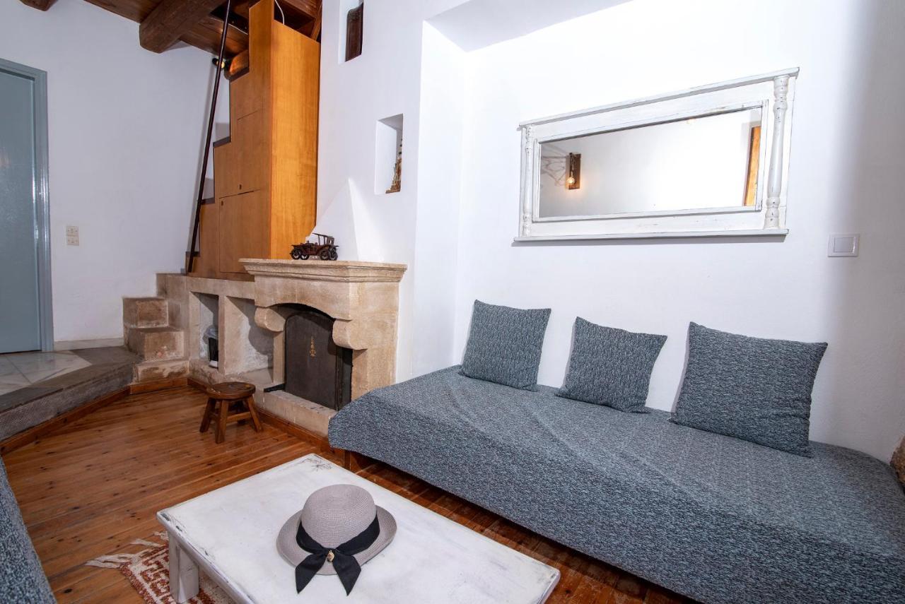 Aeolos Guesthouse Монемвазия Экстерьер фото